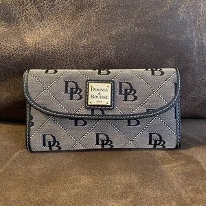 Dooney & Bourkey wallet (NWOT)